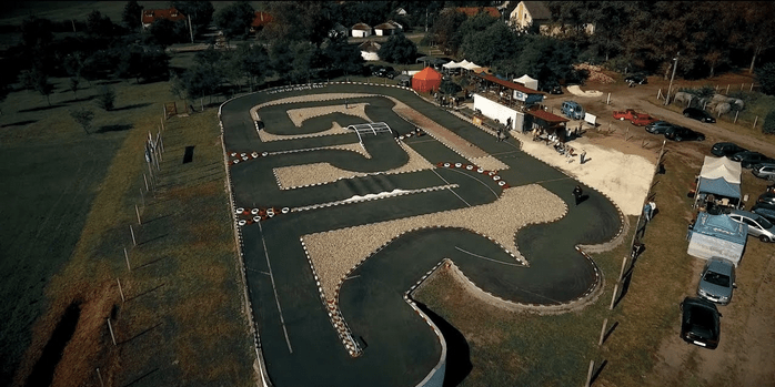 Magyarország legszebb modellpályája - Apajon - műfüves felület, 1/8, 1/10-es modellek számára