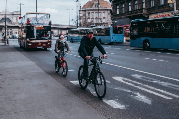 Miért kell a 1,5 méteres oldaltávolság, ha biciklist előzünk?