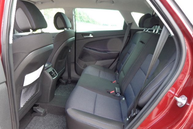 Hatalmas a hely a hátsó sorban, a háttámlák állíthatók