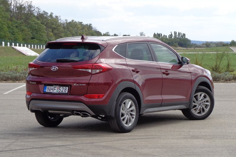 Hátrafelé nem túl jó a kilátás, kell a tolatókamera