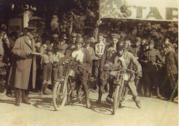 A Méray Horváth fivérek, Lóránd és Endre az 1924-es Svábhegyi verseny startjánál
