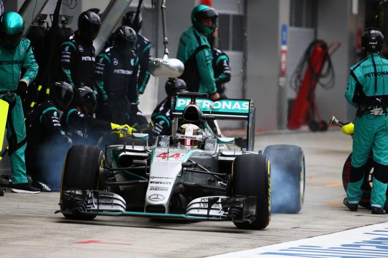 Kerékcsere a Mercedesnél (Fotó: xpbimages.com)