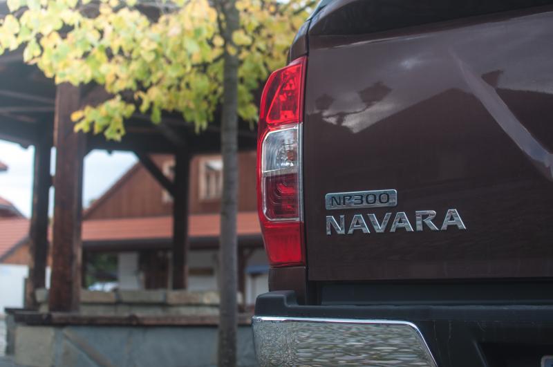 A Navara felirat mellé felkerült egy toldalék "NP 300". Az NP a Nissan Pikup rövidítése
