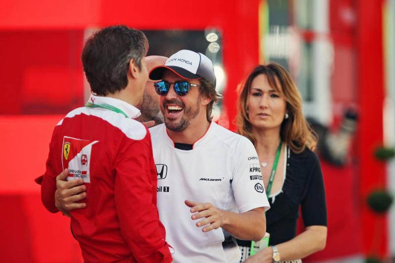 Fernando Alonso és Massimo Rivola, a Ferrari utánpótlás-akadémiájának vezetője (Fotó: xpbimages.com)