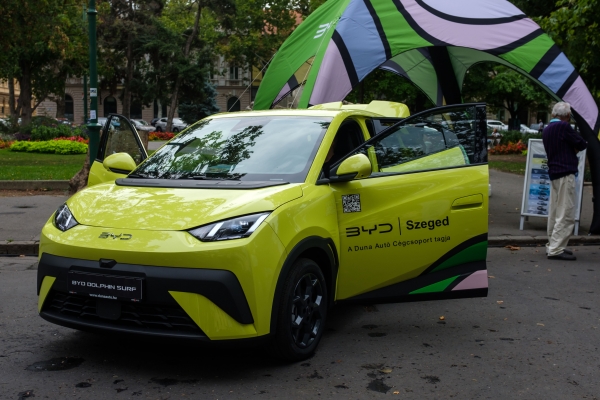 BYD Dolphin Surf elektromos autó a szegedi E Street Parade rendezvényen 2025 szeptember 14-én.  MTI/Oláh Tamás