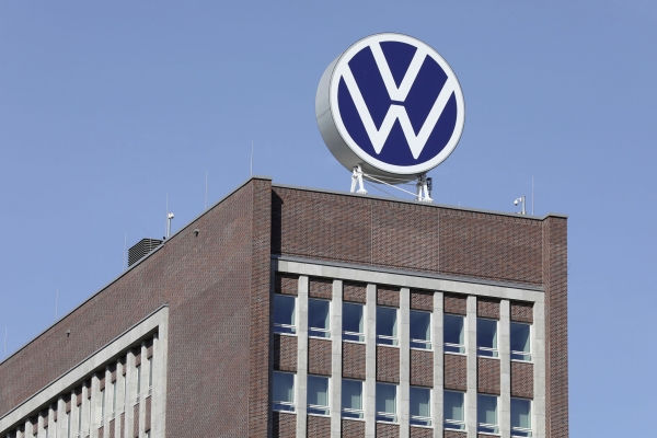 Volkswagen will pay its employees up to 450,000 euros in severance pay if they leave voluntarily.